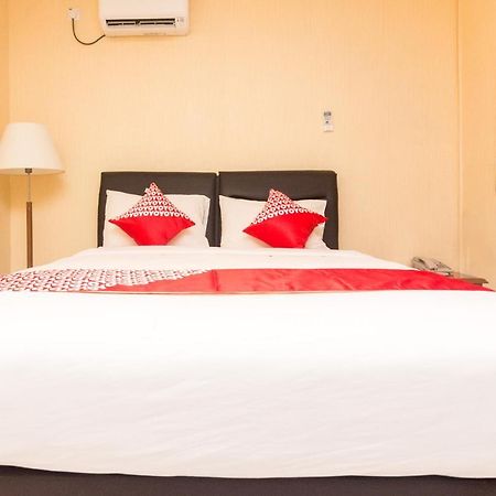 Vaccinated Staff - Oyo 1771 Zeke Hotel Batam ภายนอก รูปภาพ