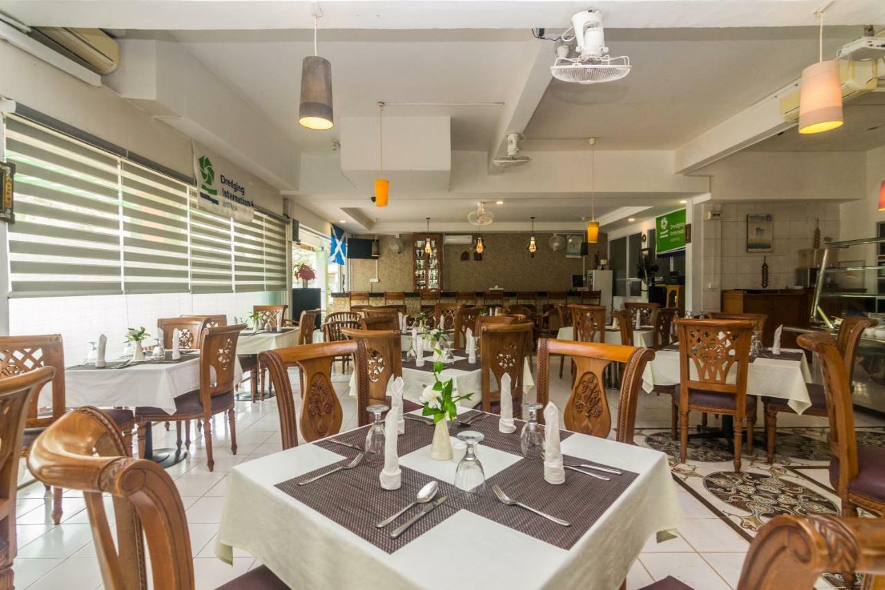 Vaccinated Staff - Oyo 1771 Zeke Hotel Batam ภายนอก รูปภาพ
