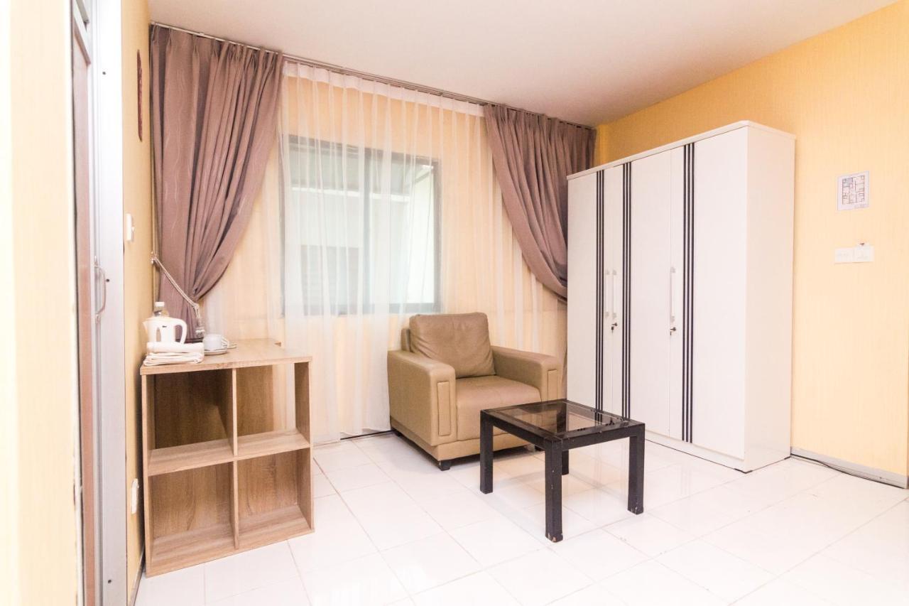 Vaccinated Staff - Oyo 1771 Zeke Hotel Batam ภายนอก รูปภาพ