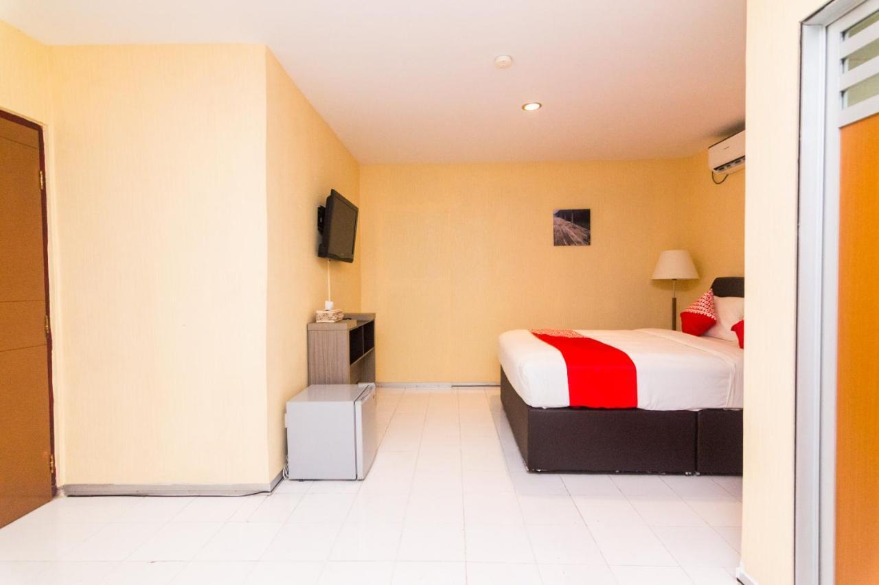 Vaccinated Staff - Oyo 1771 Zeke Hotel Batam ภายนอก รูปภาพ