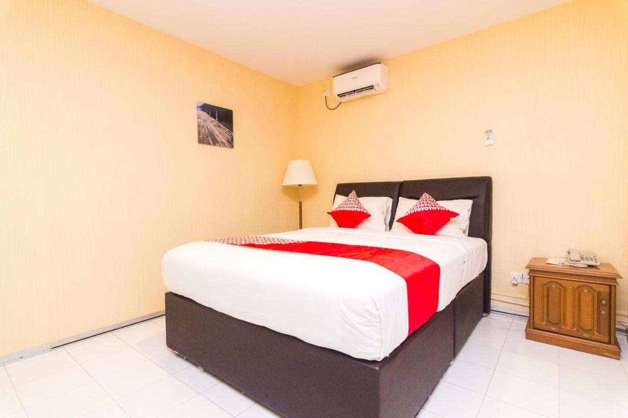 Vaccinated Staff - Oyo 1771 Zeke Hotel Batam ภายนอก รูปภาพ